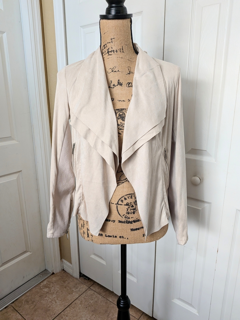 Carmen Marc Valvo Light Beige Draped Open-Front Jacket